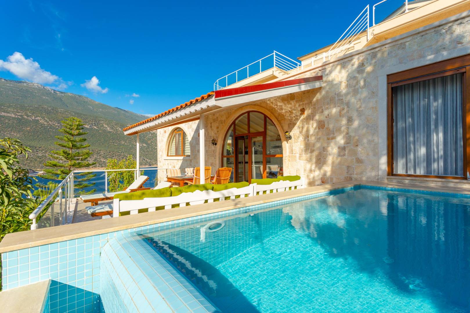 Kaş Çukurbağ'da Eşsiz Deniz Manzaralı, Sonsuzluk Havuzlu Kiralık Villa
