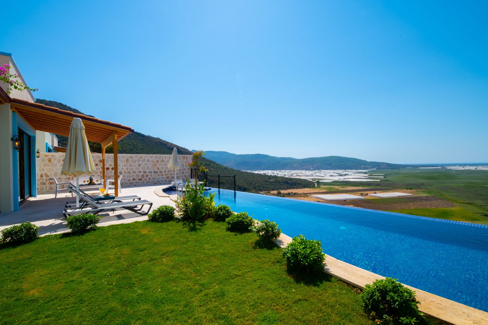 Kaş Yeşilköy'de Doğa Manzarasına Sahip, Sonsuzluk Havuzlu Kiralık Villa