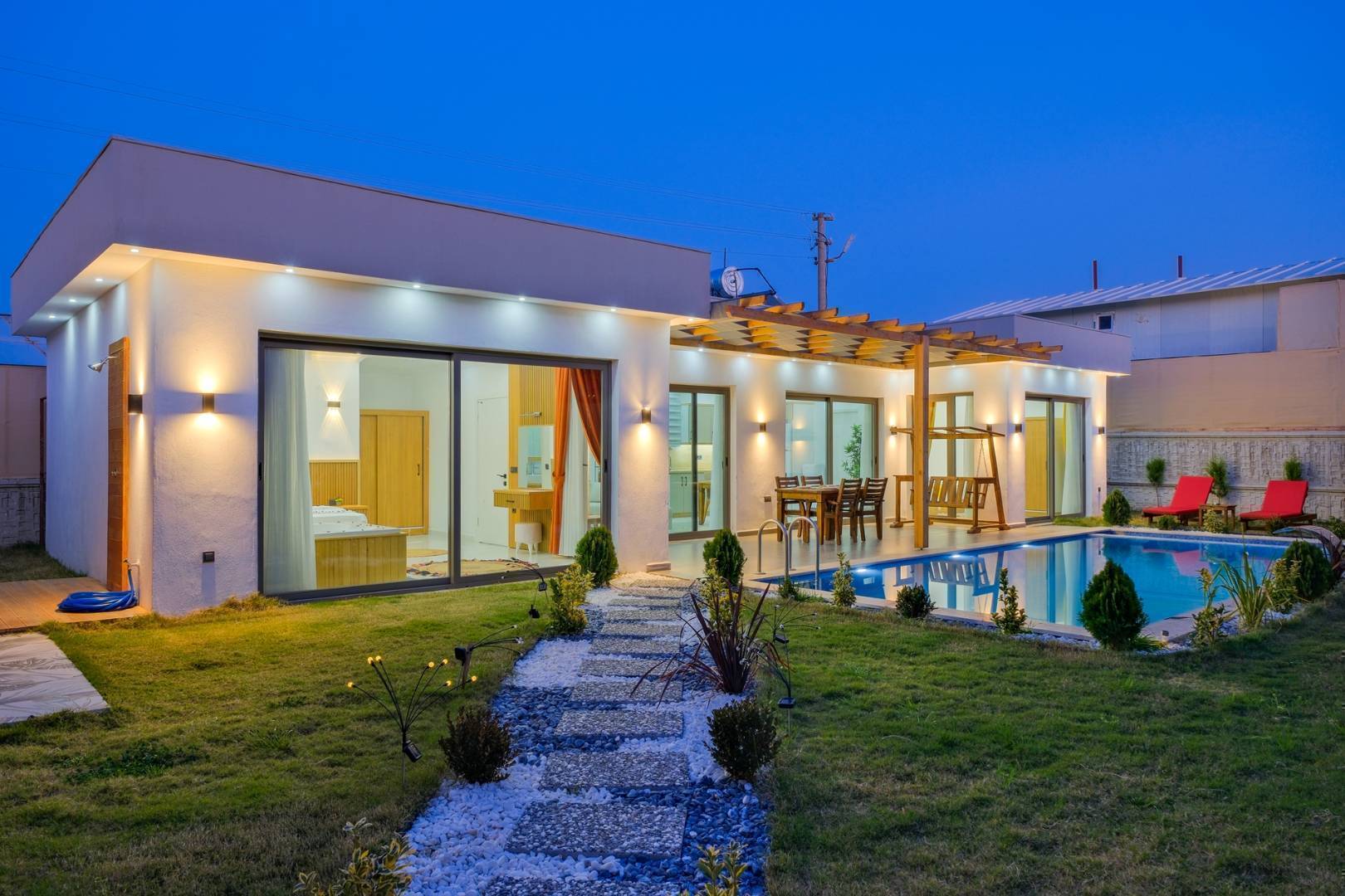 Fethiye Çamköy'de Korunaklı, Özel Havuzlu, Modern Tasarımlı Villa