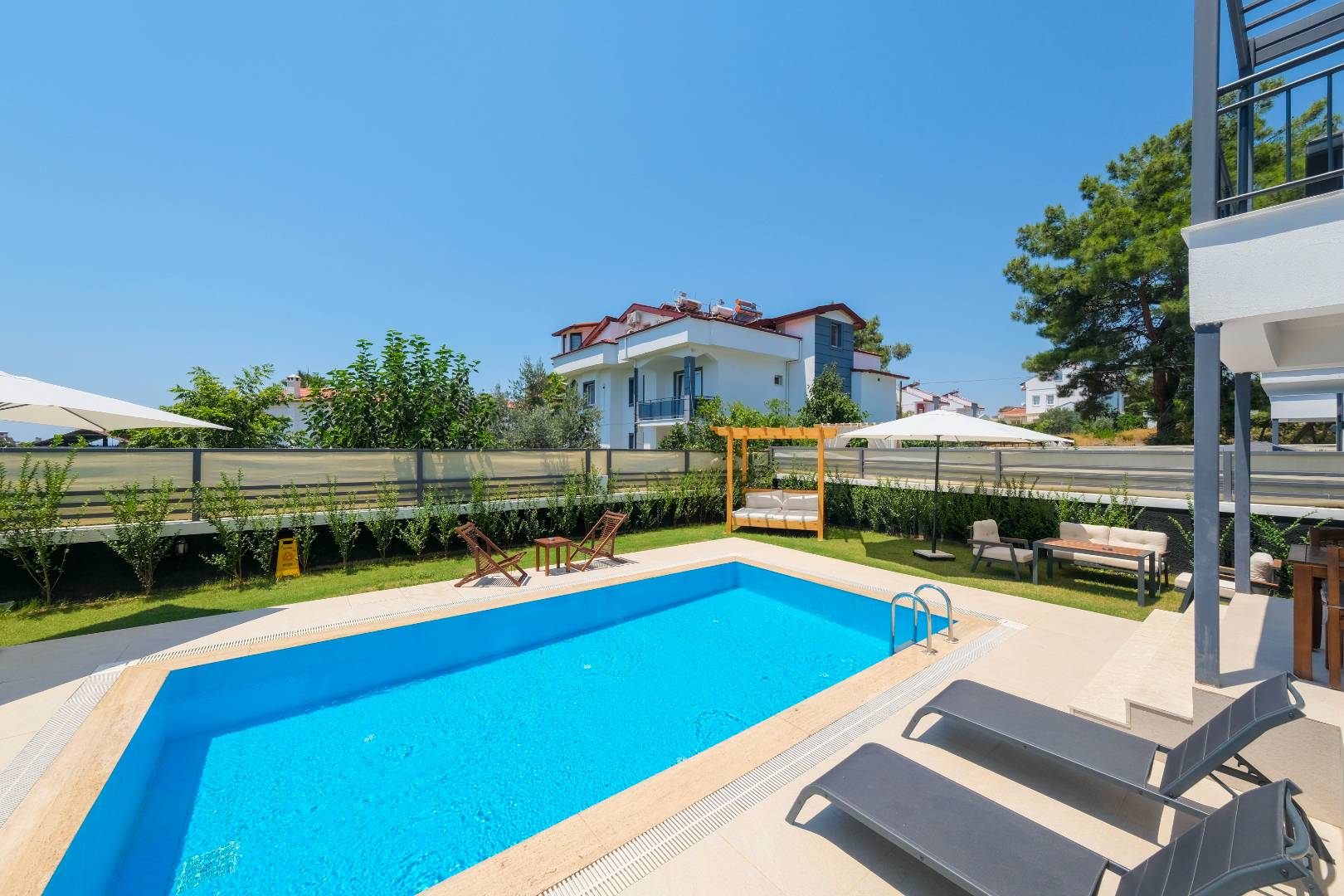 Fethiye Çiftlik'te Yeşillikler İçerisinde, Özel Havuzlu, Modern Villa 