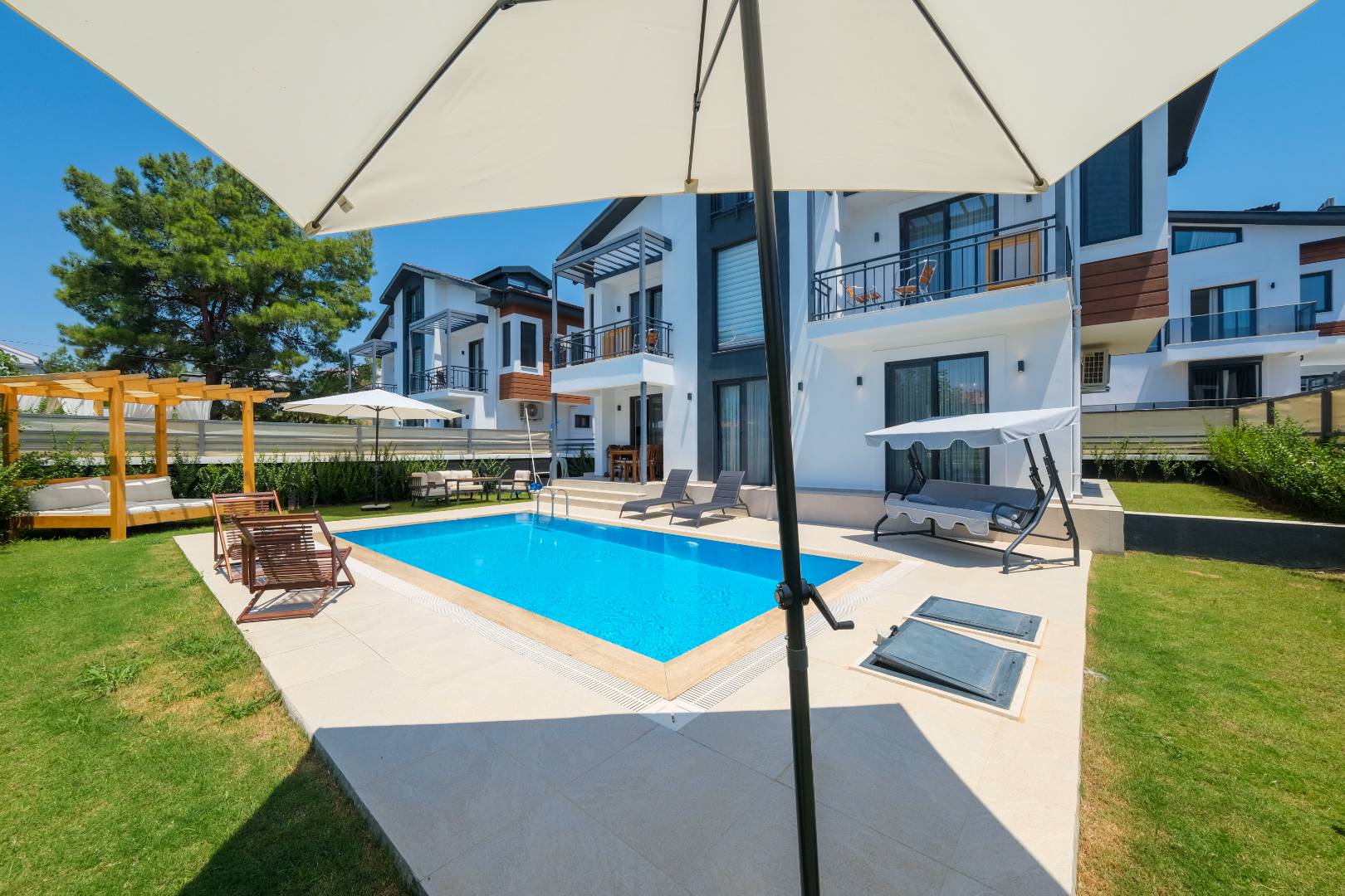 Fethiye Çiftlik'te Yeşillikler İçerisinde, Özel Havuzlu, Modern Villa 