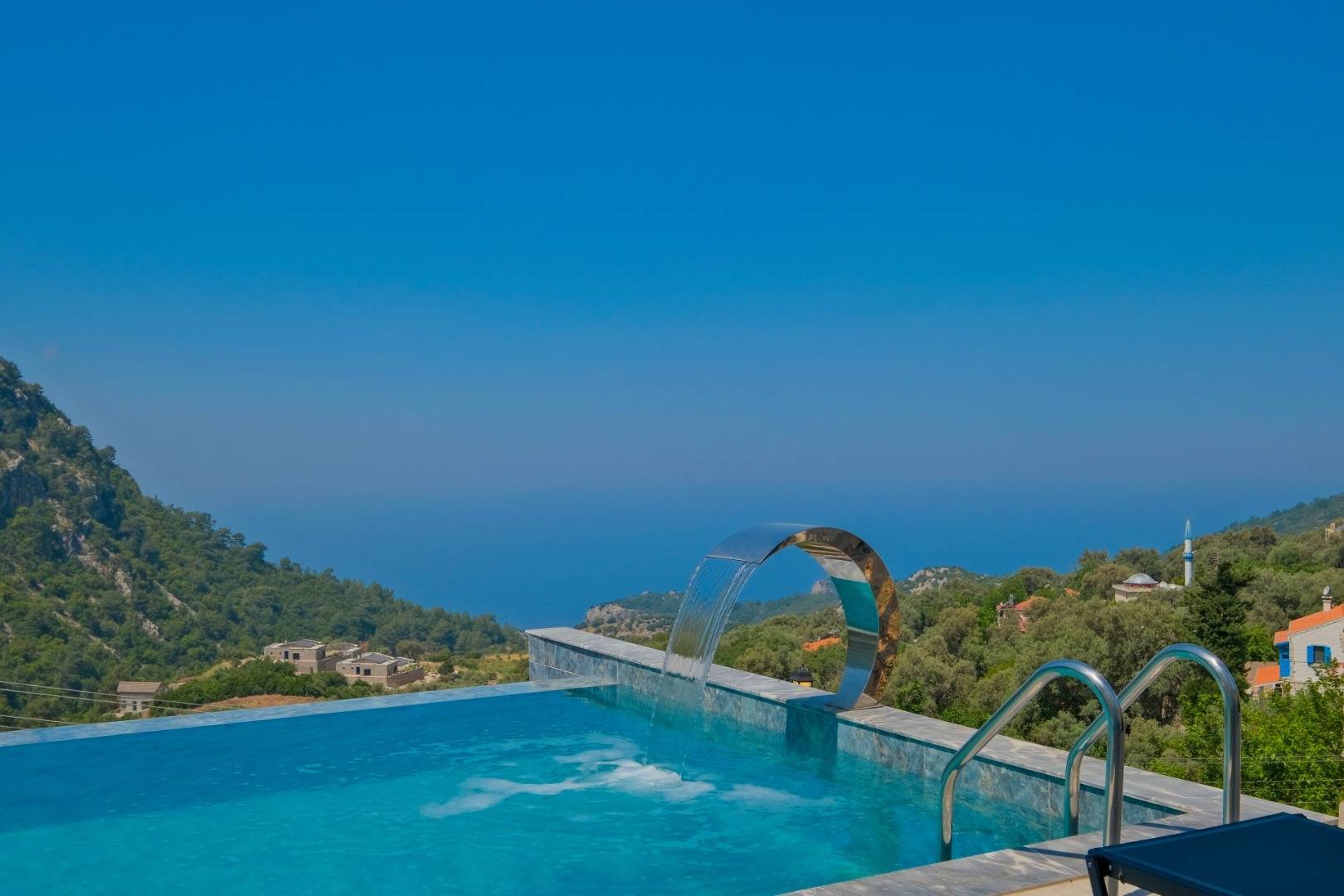Fethiye Faralya'da Muhteşem Deniz Manzaralı, Özel Havuzlu, 6 Kişilik, Şık Villa