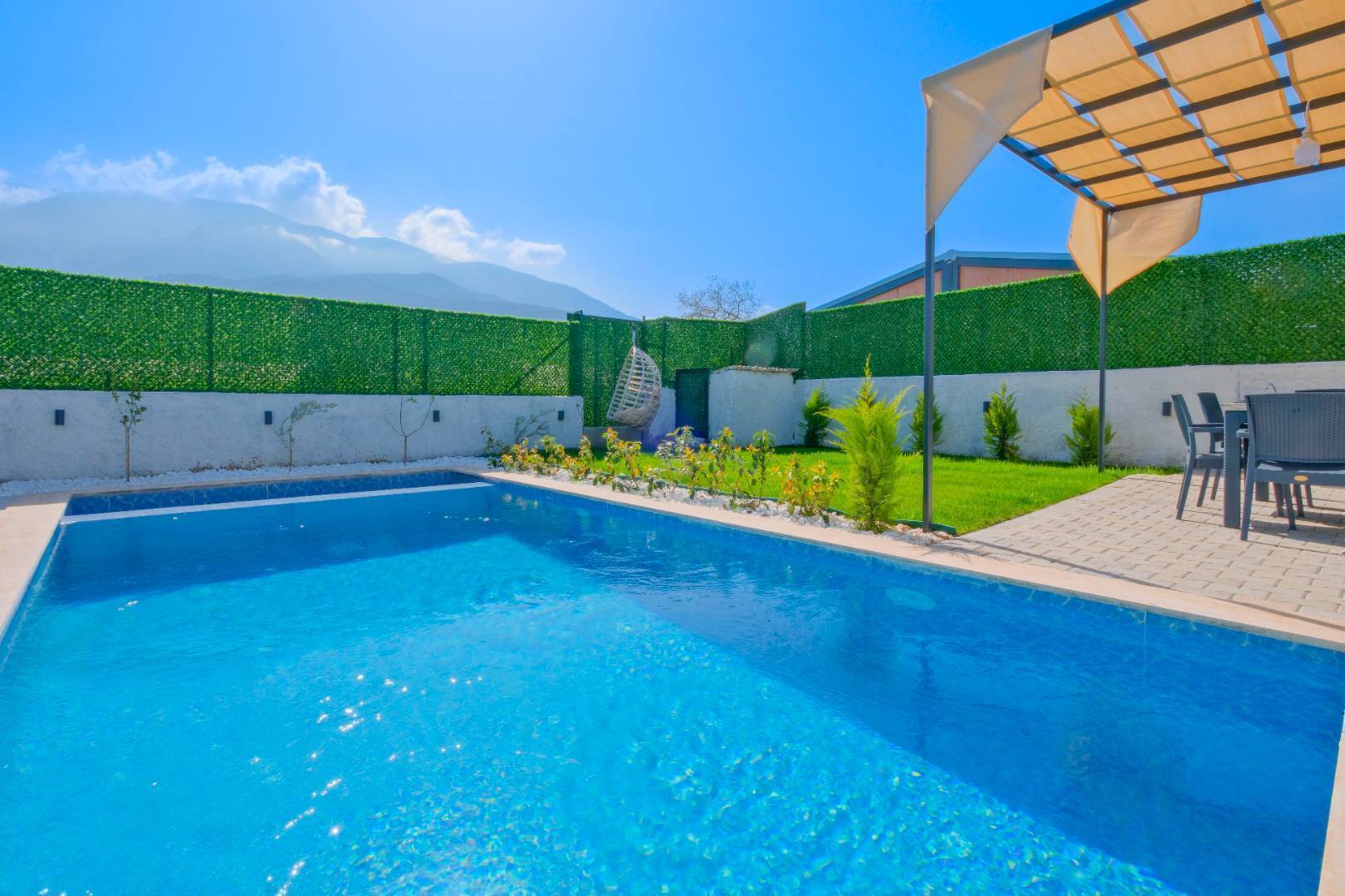 Fethiye Karaçulha'da Korunaklı, Özel Havuzlu, Modern Tasarımlı Villa