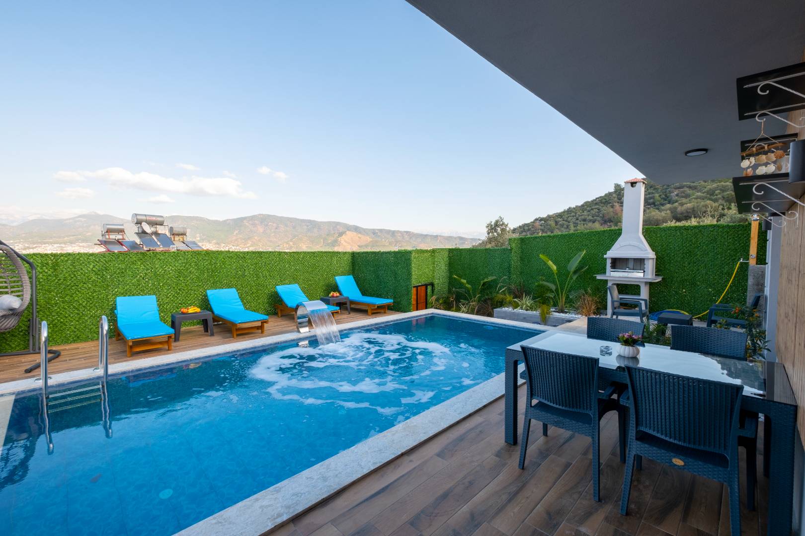 Fethiye Karaçulha'da Modern Tasarımlı, Özel Havuzlu, Şık Villa