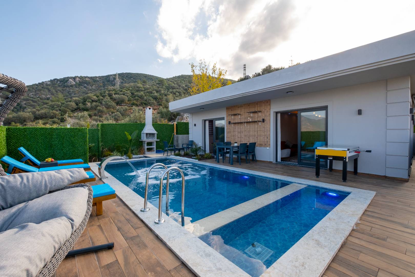 Fethiye Karaçulha'da Modern Tasarımlı, Özel Havuzlu, Şık Villa