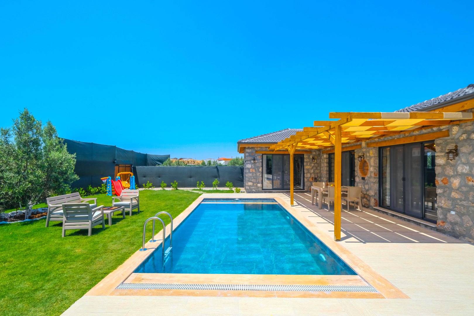 Fethiye Karaçulha'da Yeşillikler İçerisinde, Özel Yetişkin ve Çocuk Havuzlu, Modern Villa 
