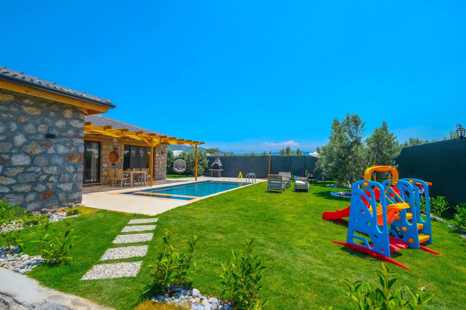 Fethiye Karaçulha'da Yeşillikler İçerisinde, Özel Yetişkin ve Çocuk Havuzlu, Modern Villa 