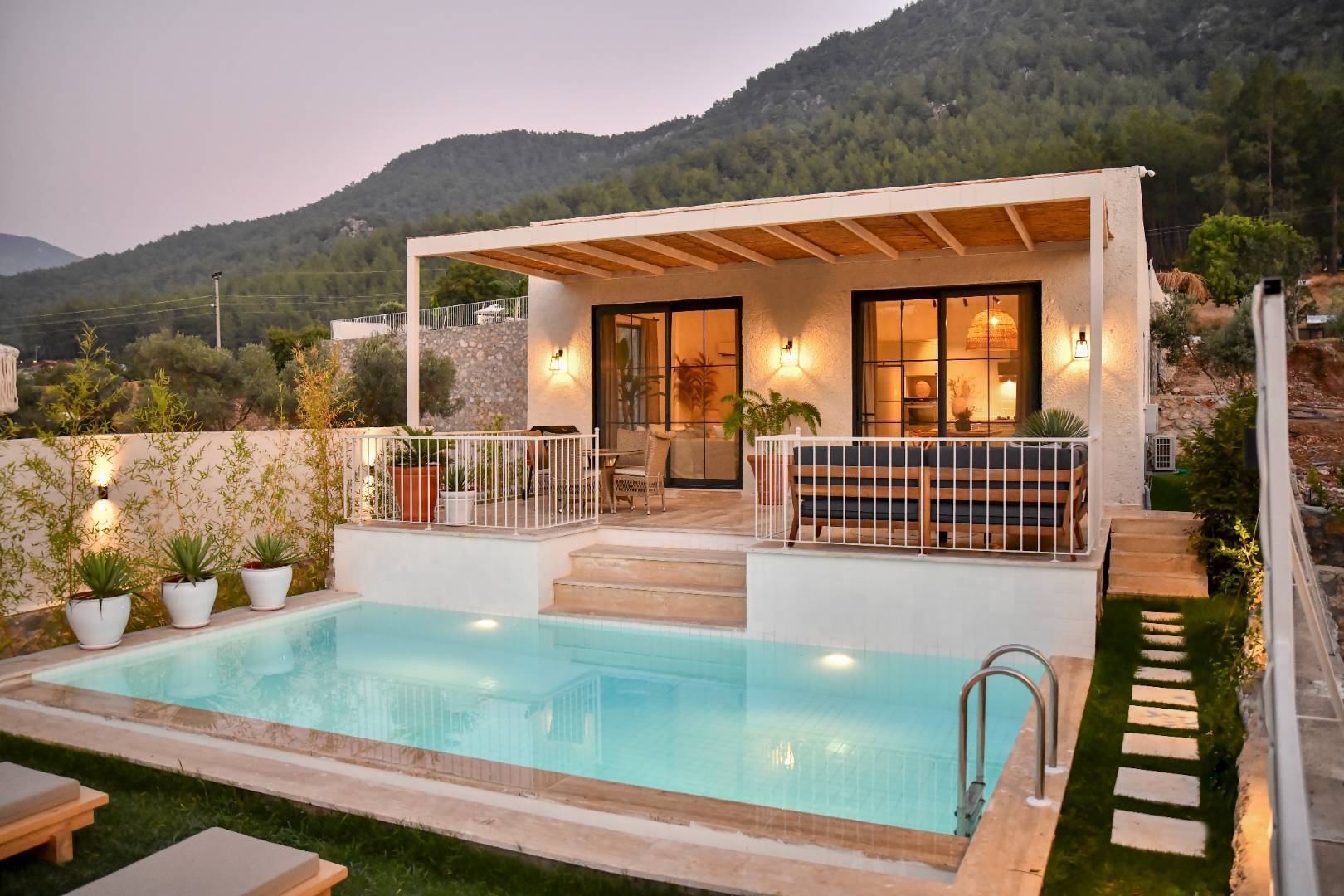 Muğla Fethiye'de Özel Havuzlu, Modern Tasarımlı Villa