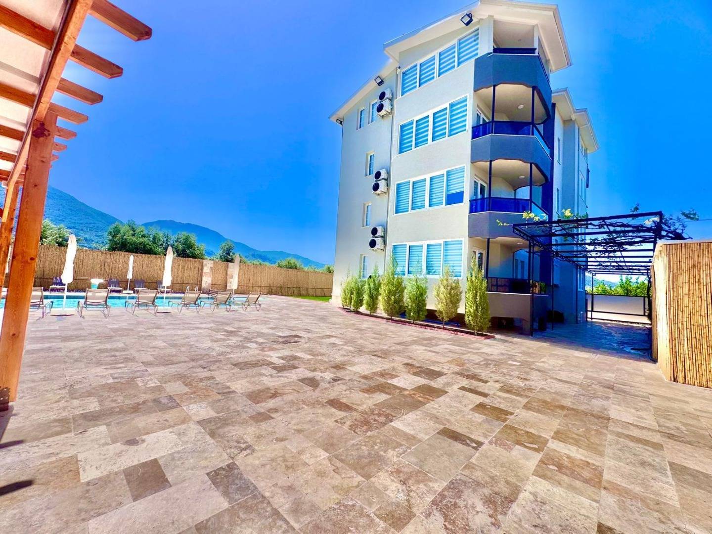 Fethiye Menteşeoğlu'nda Minimalist Tasarımlı, Ortak Havuzlu, Konforlu Daire