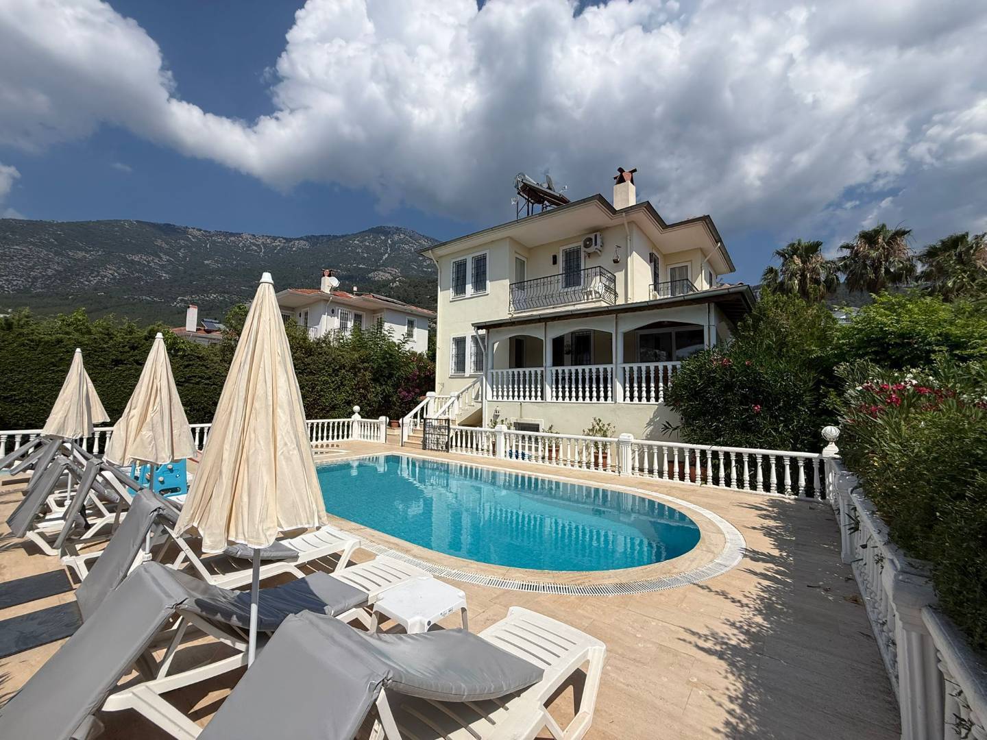 Fethiye Ölüdeniz'de 12 Kişilik, Özel Havuzlu, Barbekülü Villa