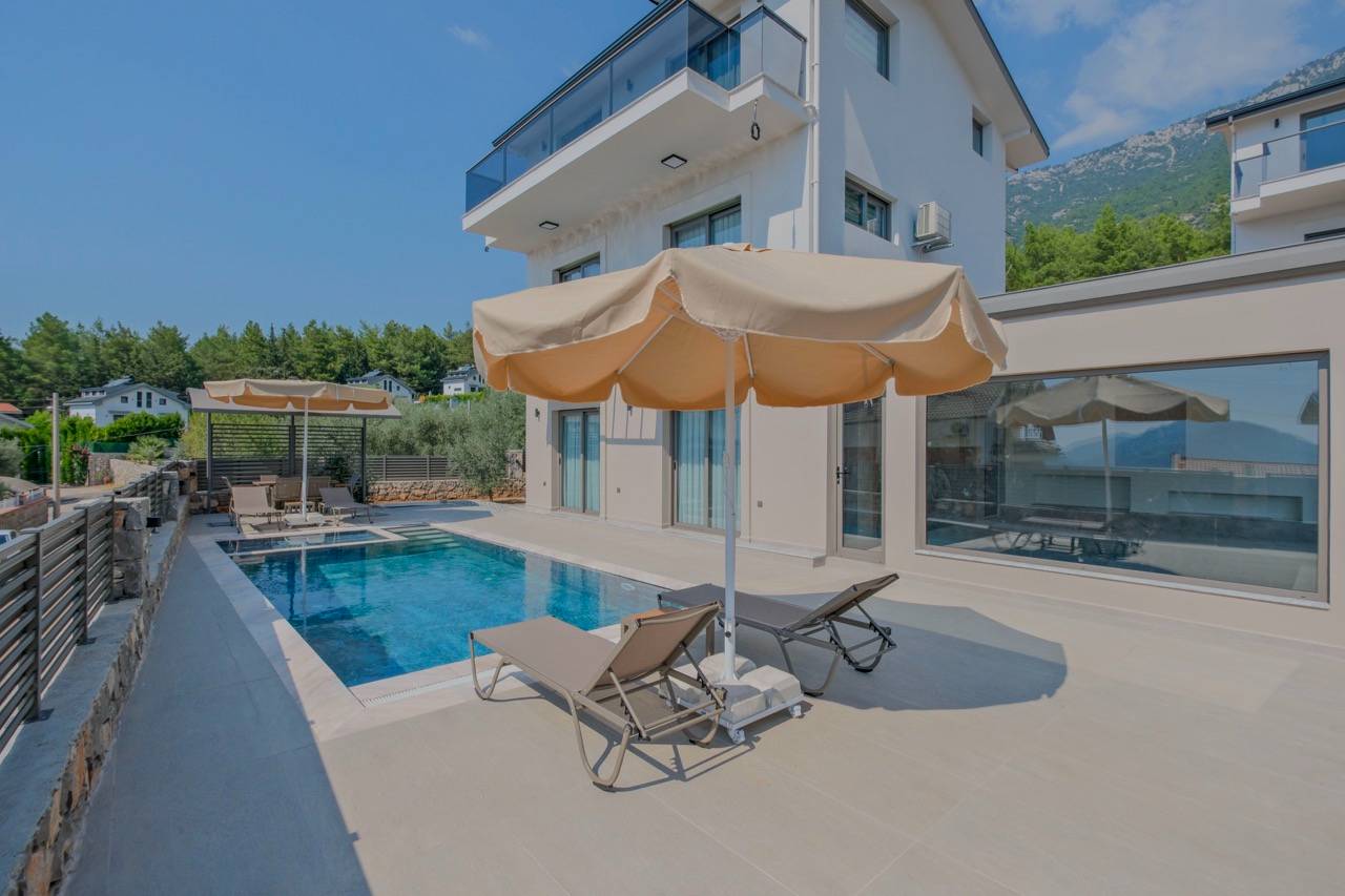Fethiye Ölüdeniz'de Merkezi Konumda, Özel Havuzlu, Konforlu Villa