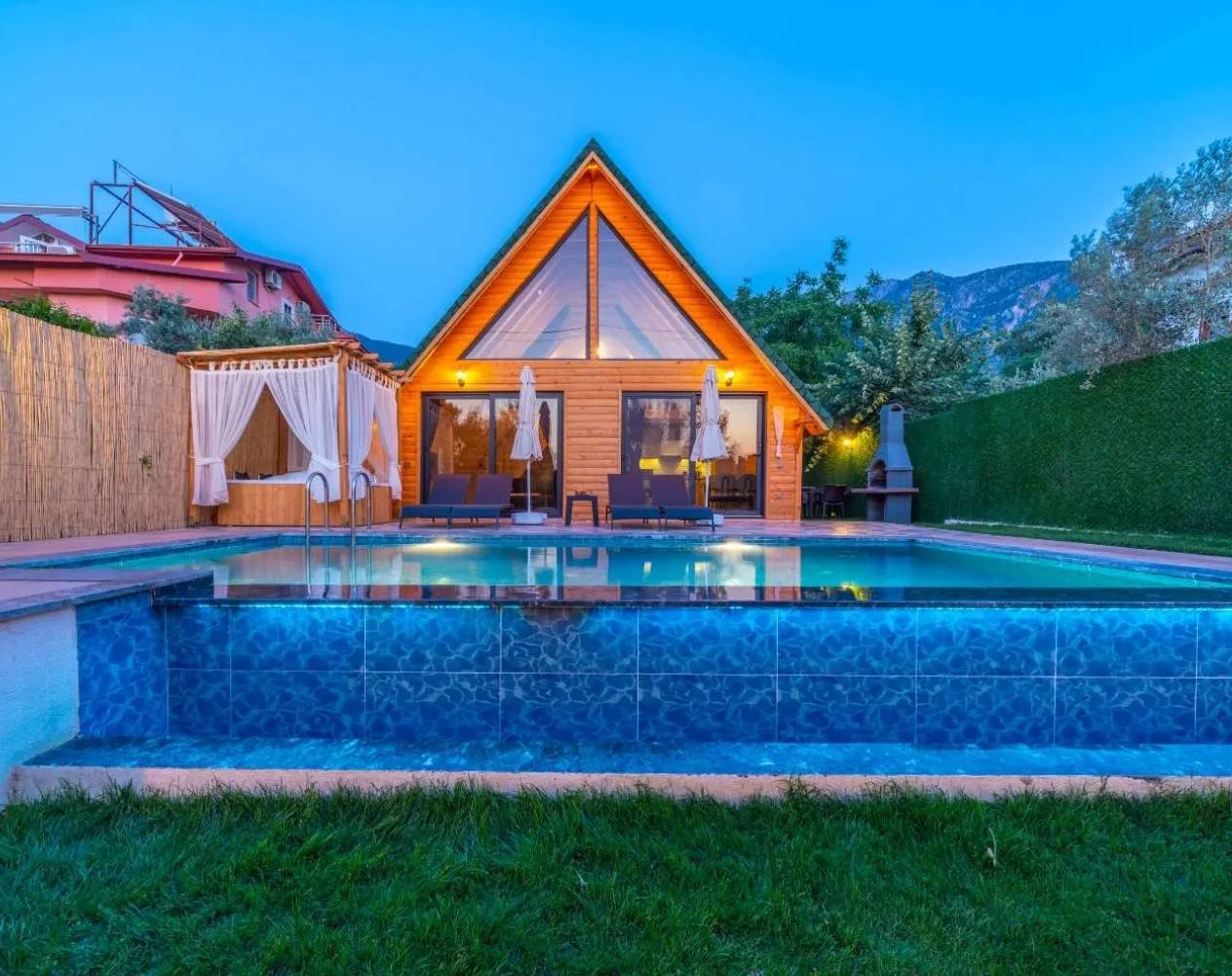 Fethiye Ölüdeniz'de Nezih Konumda, Özel Havuzlu, Lüks Bungalov