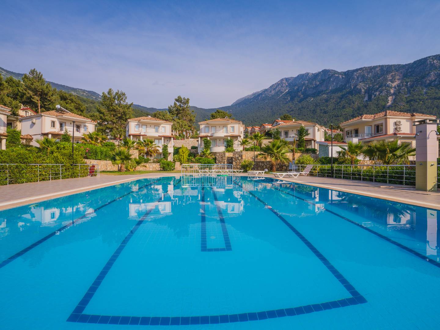 Fethiye Ovacık'ta Site İçerisinde, Ortak Havuzlu, 10 Kişi Kapasiteli, Modern Villa