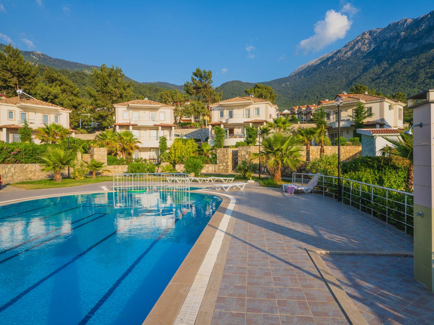 Fethiye Ovacık'ta Site İçerisinde, Ortak Havuzlu, 10 Kişi Kapasiteli, Modern Villa