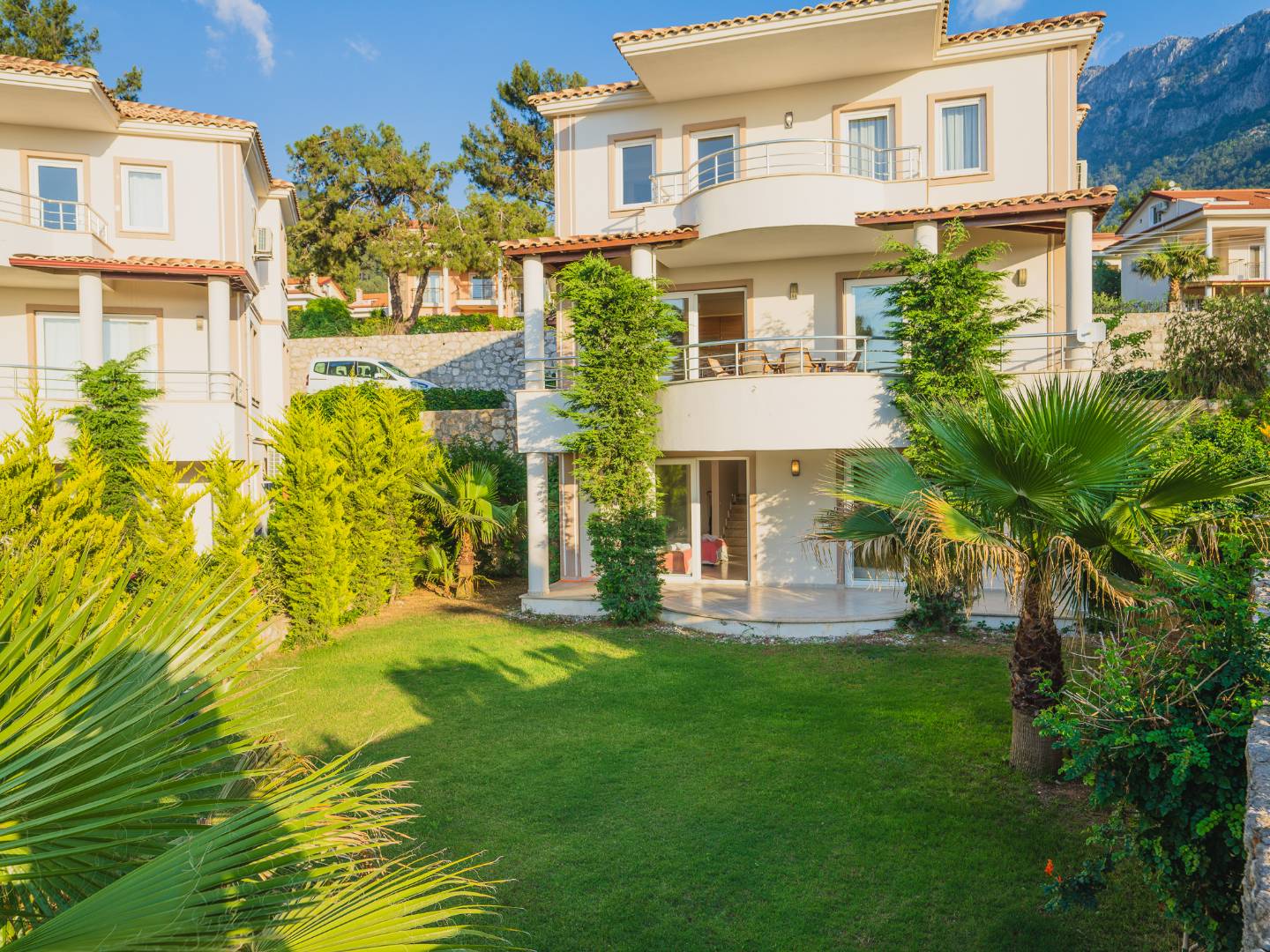 Fethiye Ovacık'ta Site İçerisinde, Ortak Havuzlu, 10 Kişi Kapasiteli, Modern Villa