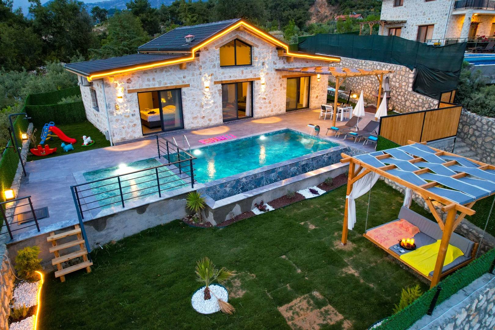 Fethiye Yakaköy'de Taş Mimarili, Yetişkin ve Çocuk Havuzlu, Şık Villa