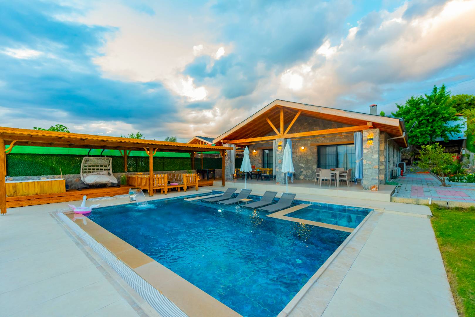 Fethiye Yakaköy'de Nezih Konumda, Özel Havuzlu, Saunalı, Şık Villa