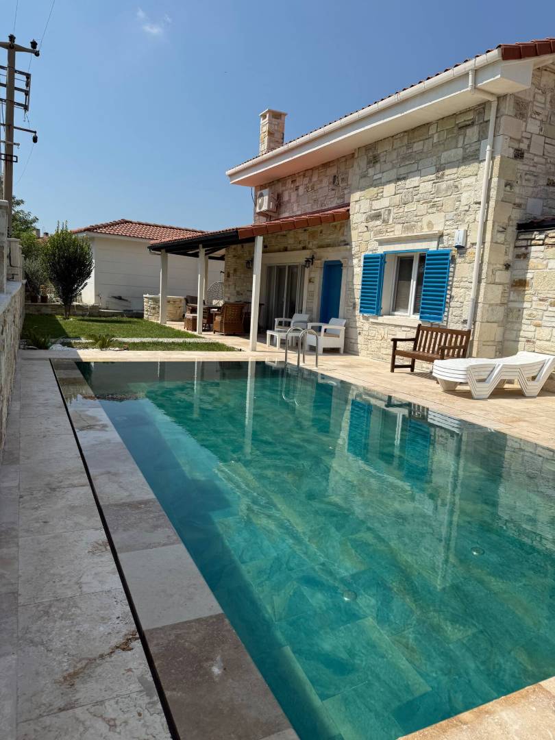 Foça Yenibağarası'nda Geniş Bahçe İçerisinde, Özel Havuzlu, 3+1 Villa
