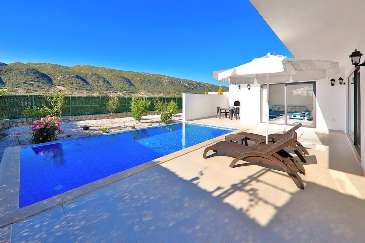 Kaş Sarıbelen'de Doğa Manzaralı, Özel Isıtmalı Havuzlu, 2 Kişi Kapasiteli, Kiralık Villa 