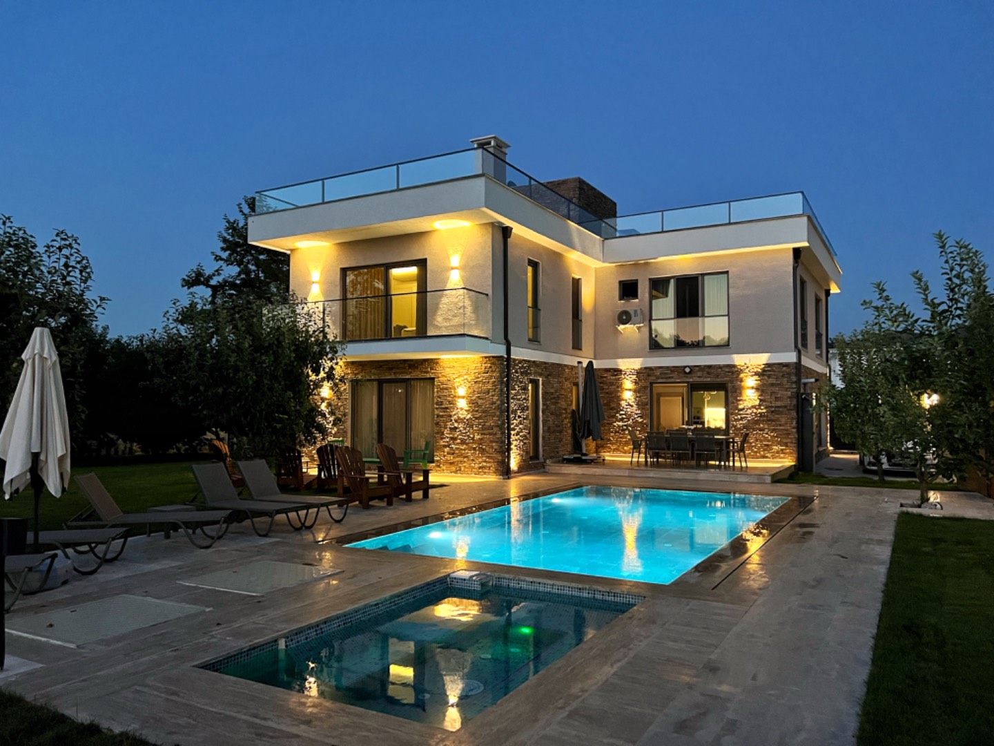 Sapanca'da Kalabalık Ailelere Uygun, Isıtmalı Havuzlu, Kiralık Villa-34315