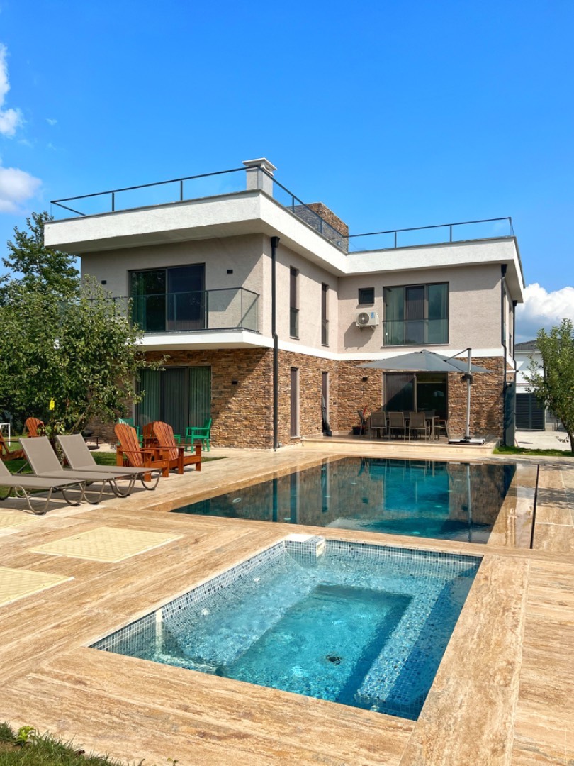 Sapanca'da Kalabalık Ailelere Uygun, Isıtmalı Havuzlu, Kiralık Villa-34315