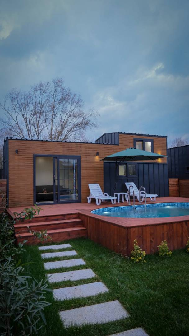 Sapanca'da Tesis İçerisinde, Isıtmalı Özel Havuzlu, Modern Tiny House