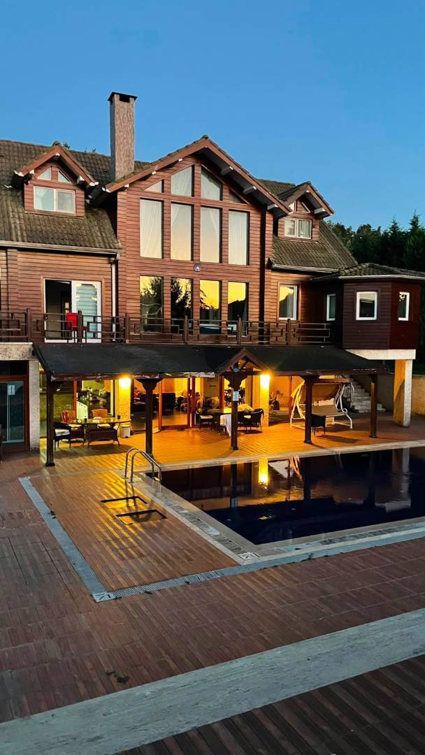 Gebze Cumaköy'de Geniş Bahçeli, Özel Havuzlu, Lüks Kiralık Villa