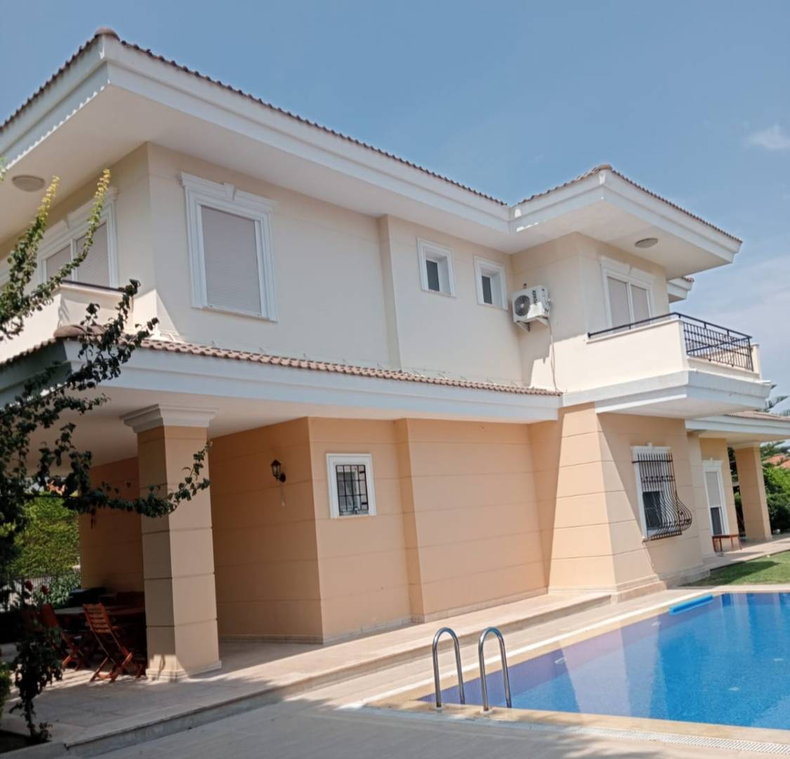 İzmir Çeşme'de Huzur Dolu, Geniş Bahçeli, Özel Havuzlu, 5+1 Kiralık Villa