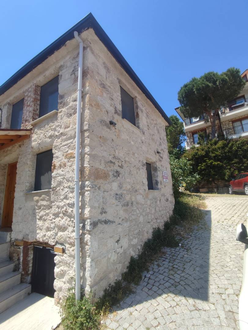 İzmir Karaburun'da Merkeze Yakın Konumda, Tarihi Yapıda, 2+1 Taş Ev