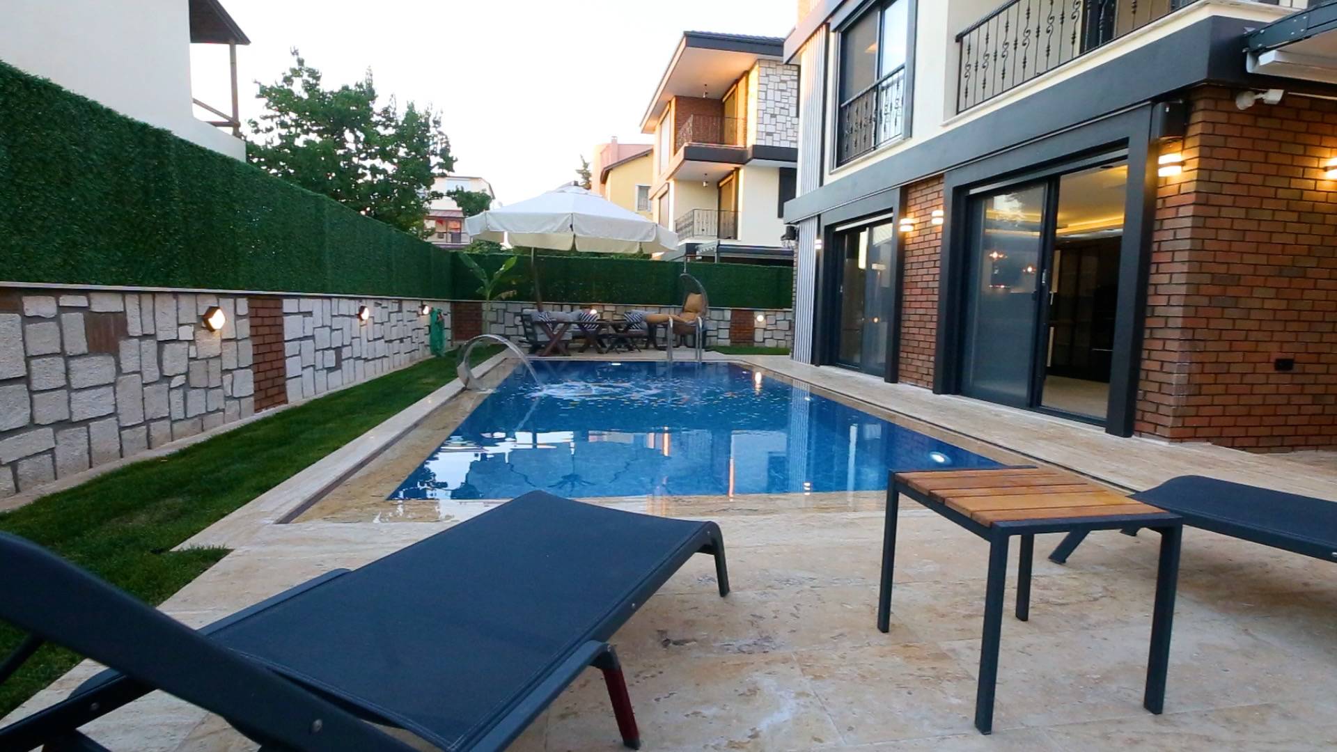 İzmir Seferihisar'da Geniş Aileler İçin Uygun, Özel Havuzlu, 3 Katlı Villa