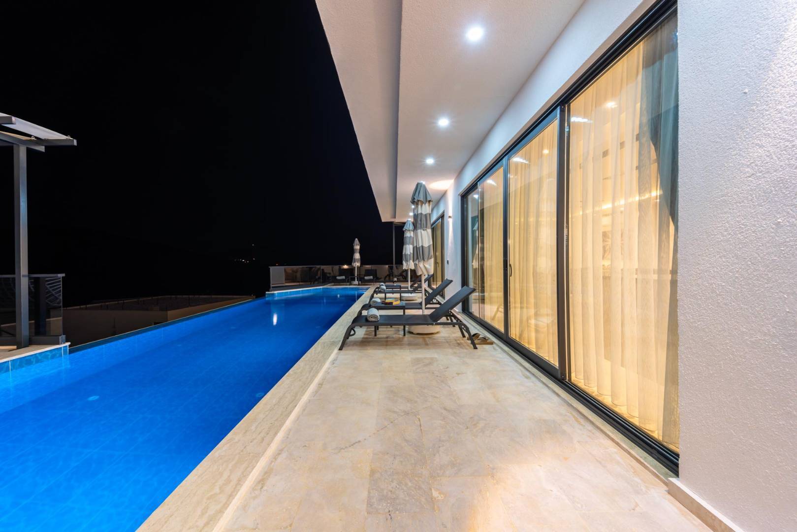 Kaş Kalkan'da Geniş Ailelere Uygun, Özel Havuzlu, Modern Villa