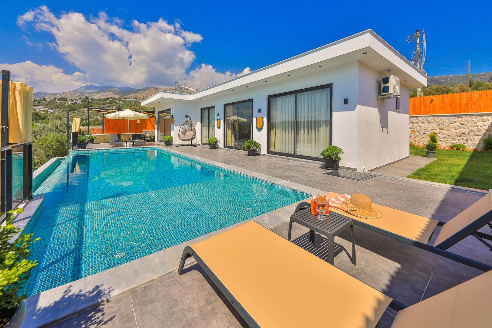 Kalkan Üzümlü'de Balayı İçin Uygun, Özel Havuzlu, Modern Villa