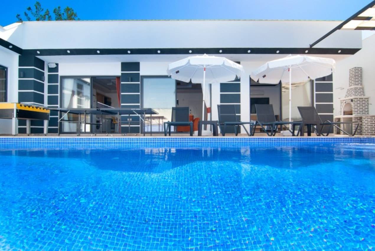 Kalkan Akbel'de Modern Tasarımlı, Özel Isıtmalı Havuzlu, 4 kişilik Villa