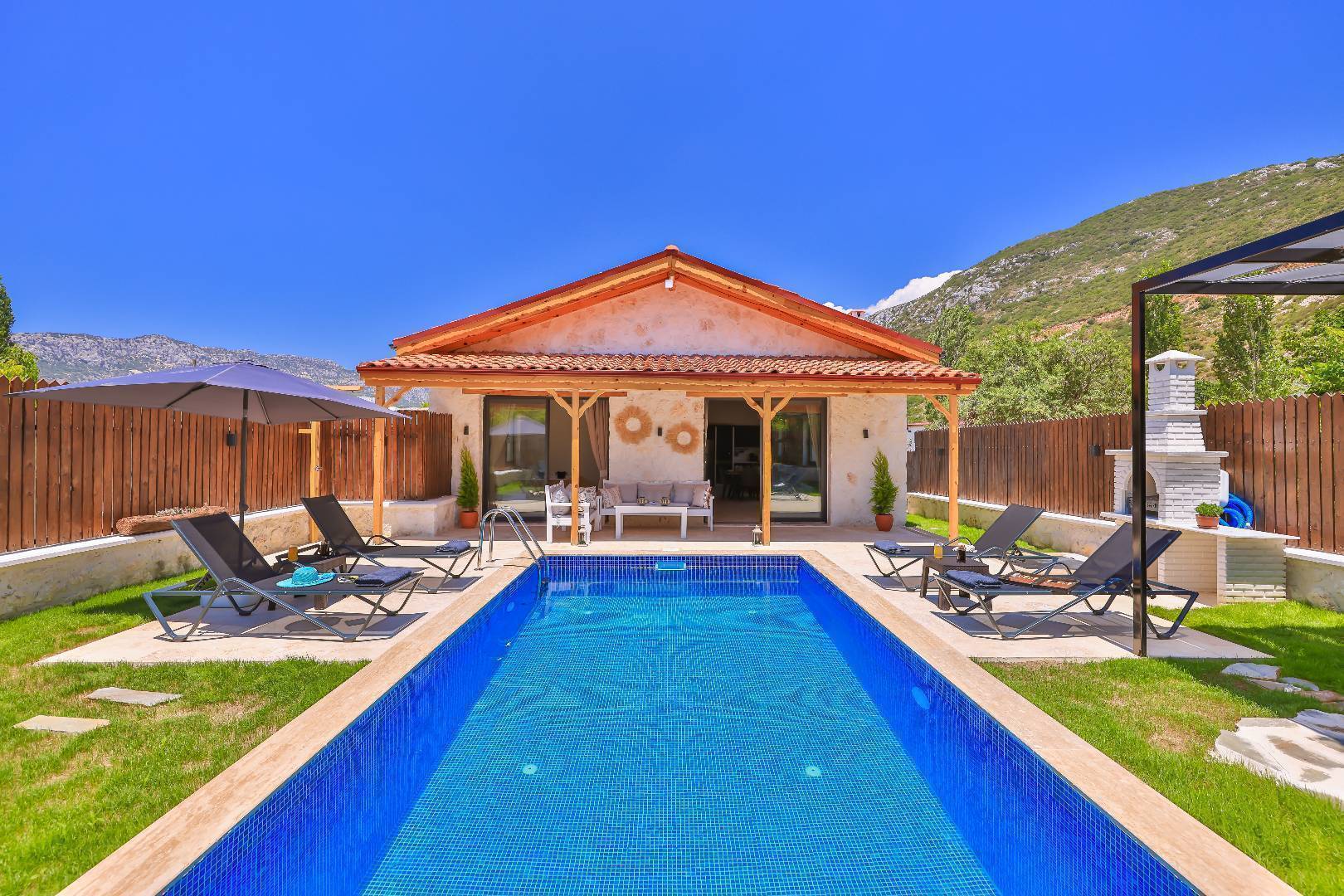 Kalkan Bezirgan'da Çekirdek Ailelere Uygun, Özel Havuzlu, Modern Villa