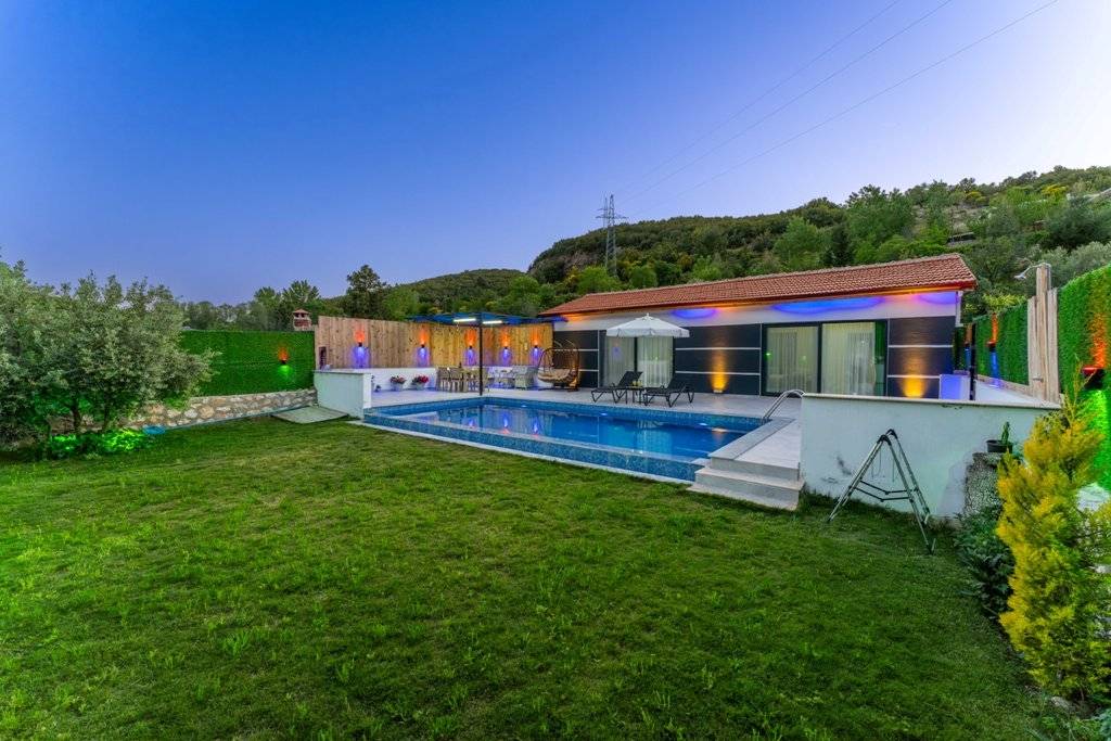 Kalkan İkizce'de Modern Tasarımlı, Özel Havuzlu, Balayı Villası