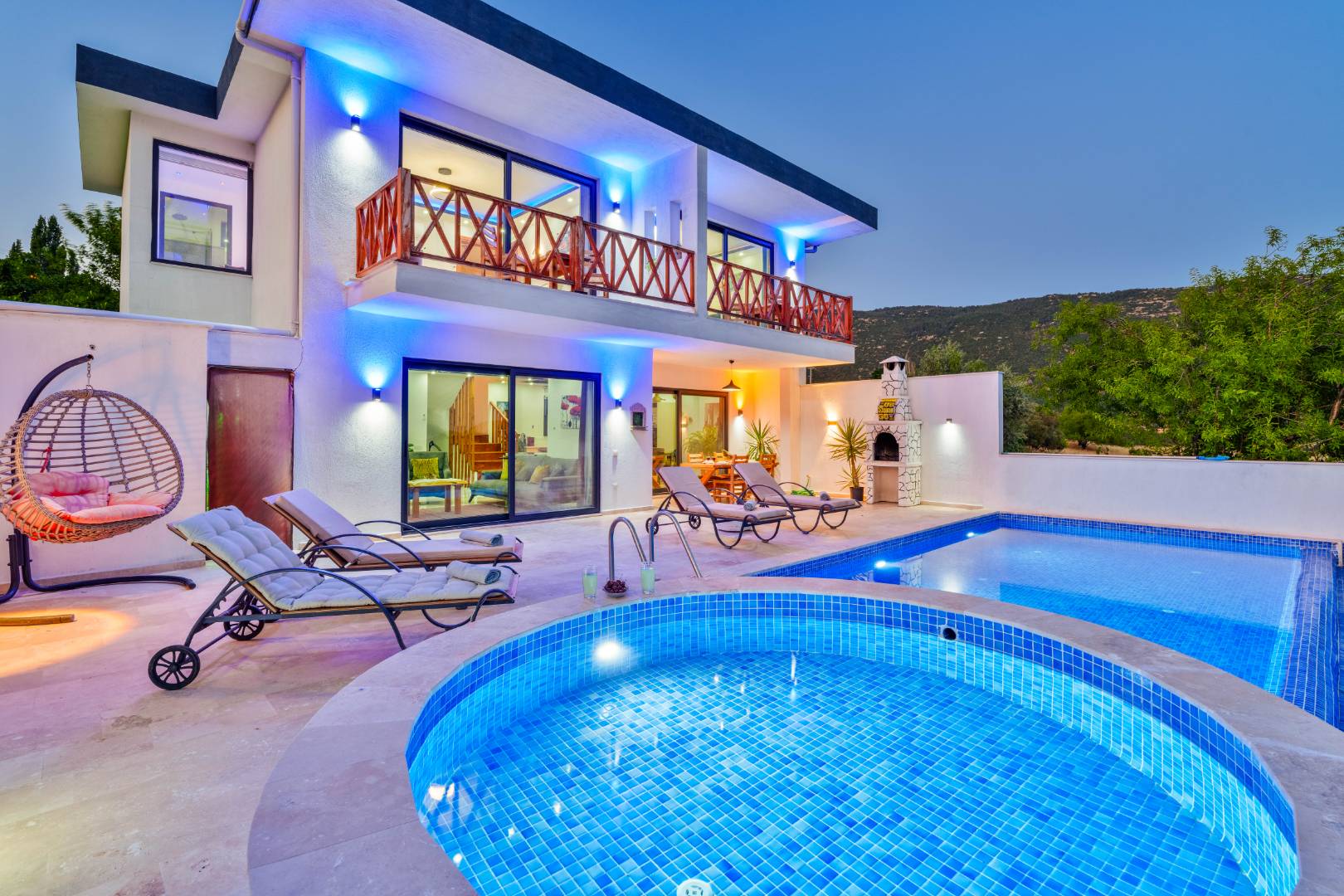 Kalkan İkizce'de Muhteşem Dağ Manzaralı, Özel Havuzlu, Şık Villa
