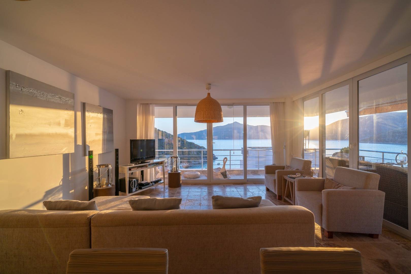 Kalkan Kışla'da Modern Tasarıma Sahip, Özel Havuzlu, 8 Kişilik, Kiralık Villa