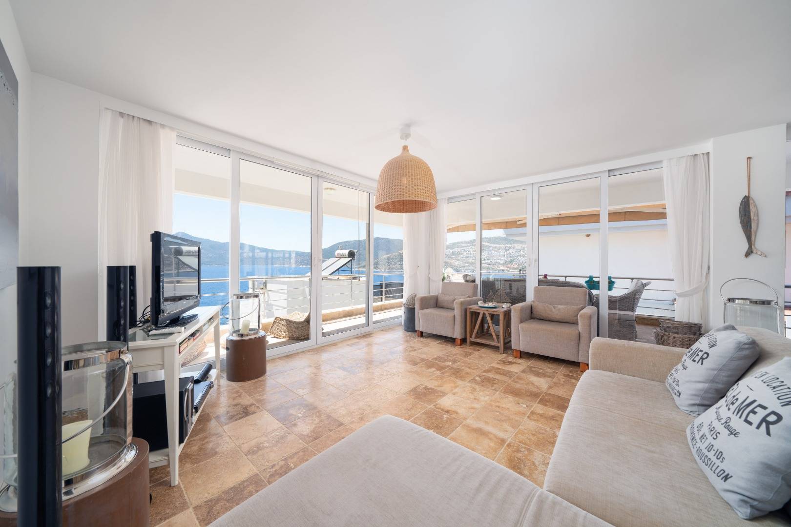 Kalkan Kışla'da Modern Tasarıma Sahip, Özel Havuzlu, 8 Kişilik, Kiralık Villa