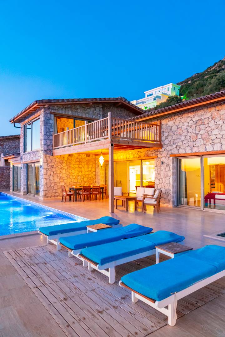 Kalkan Kördere'de Muhteşem Deniz Manzaralı, Açık ve Kapalı Havuzlu, Şık Villa