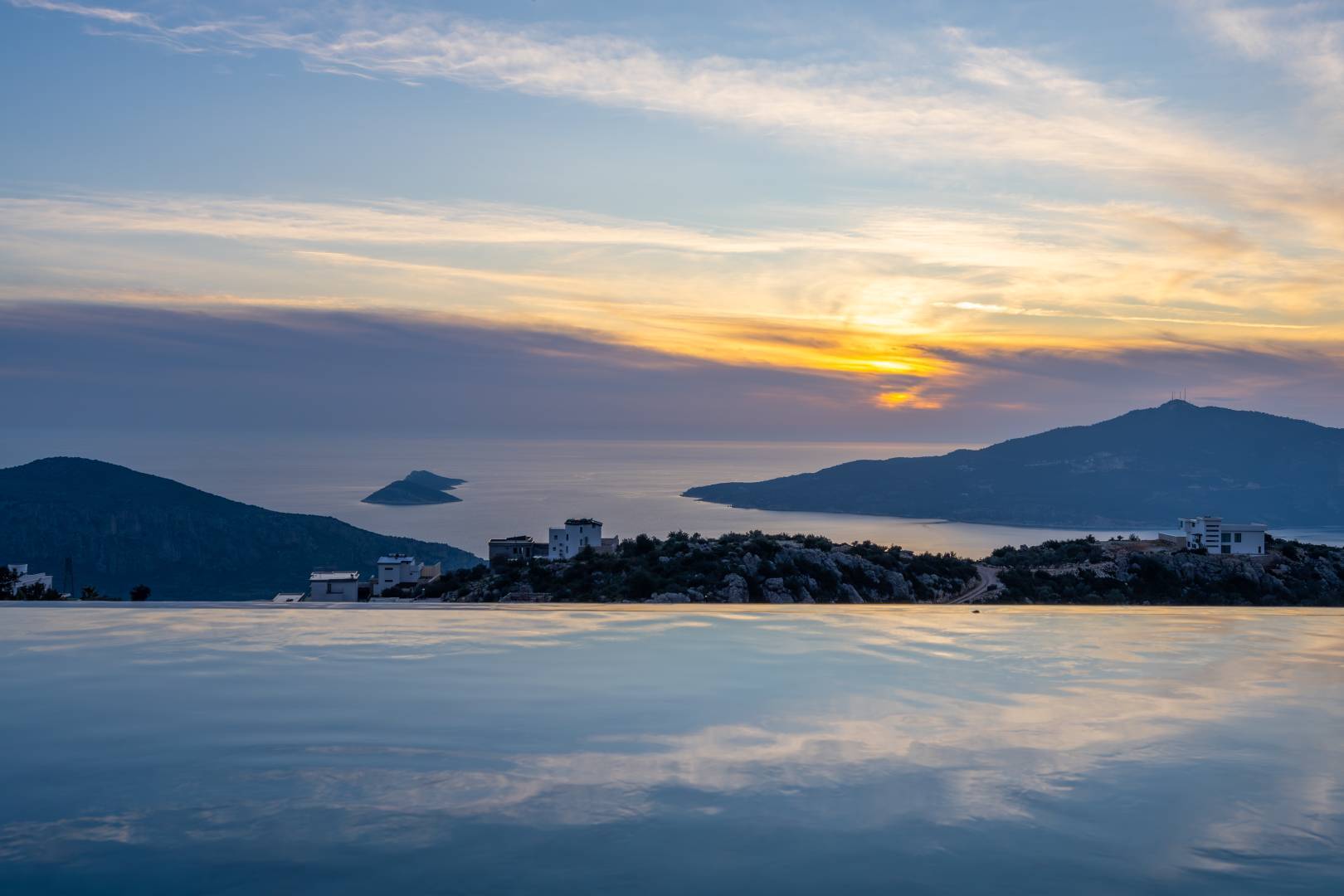 Kalkan Kördere'de Deniz Manzaralı, Özel Havuzlu, Modern Villa 