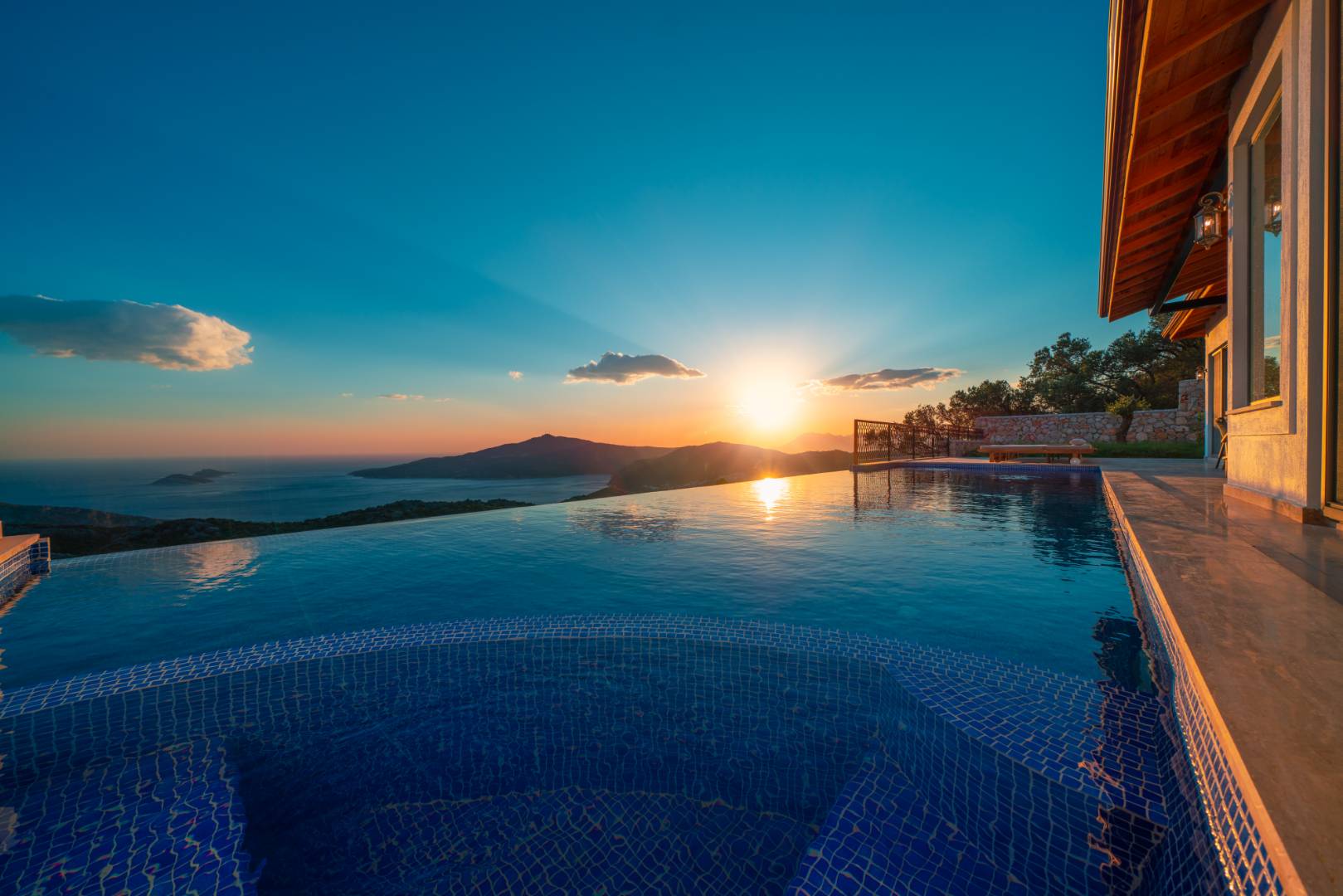 Kalkan Kördere'de Göz Alıcı Deniz Manzaralı, Sonsuzluk Havuzlu, Modern Villa