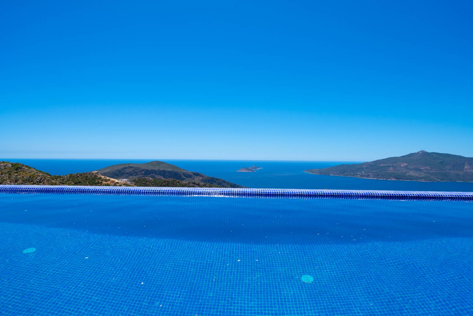 Kalkan Kördere'de Göz Alıcı Deniz Manzaralı, Sonsuzluk Havuzlu, Modern Villa