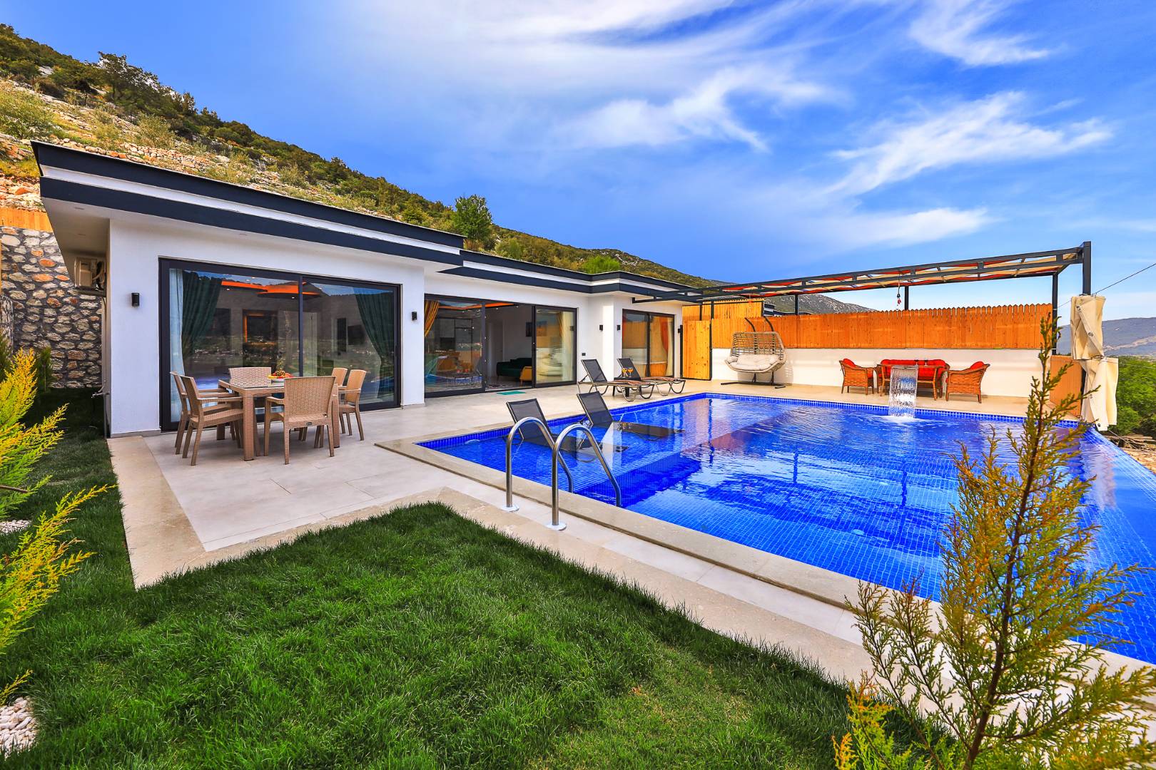 Kaş Sarıbelen'de Çekirdek Ailelere Uygun, Özel Havuzlu, Modern Villa