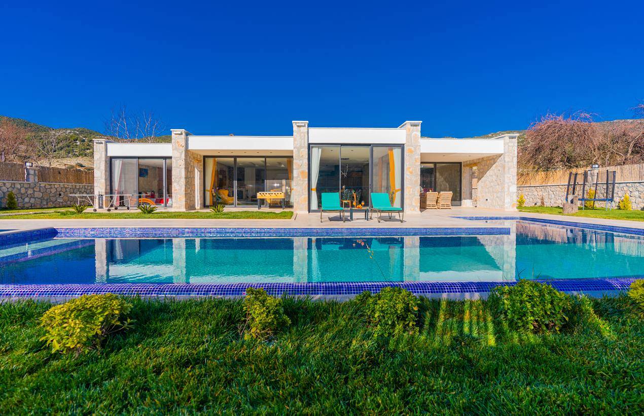 Kaş Sarıbelen'de Eşsiz Doğa Manzaralı, Özel Havuzlu, Modern Tasarımlı Villa
