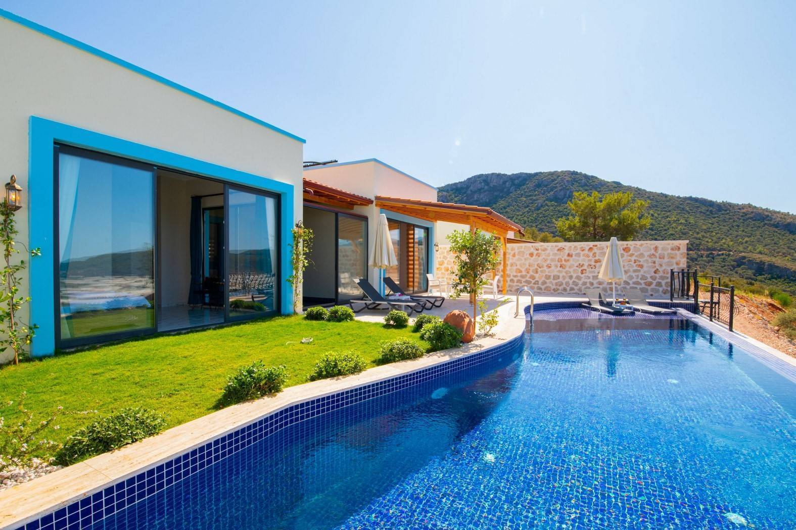 Kalkan Yeşilköy'de Sakin Konumda , Kapalı Havuzlu ve Saunalı, Modern Tasarımlı Villa 