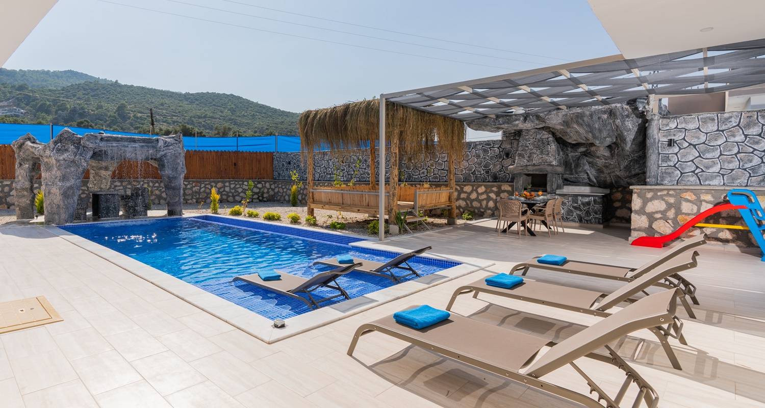 Kalkan Yeşilköy'de Dağ Manzaralı, Özel Havuzlu, Modern Dekore Edilmiş, Lüks Villa