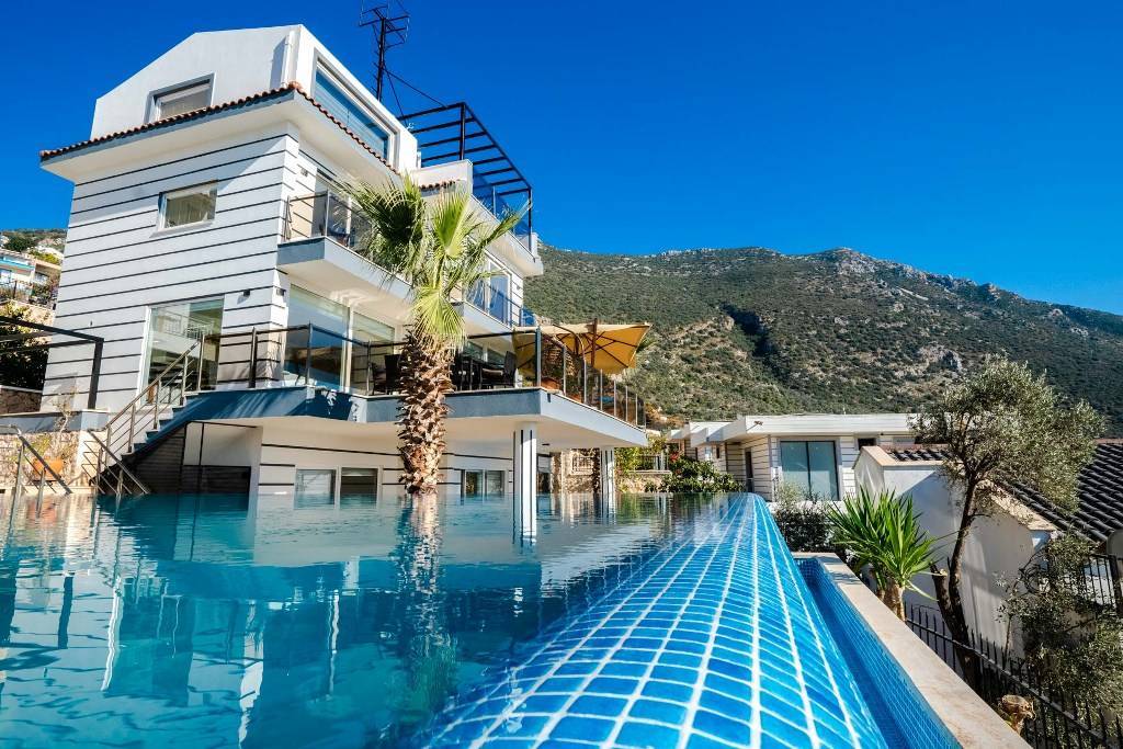 Kalkan'da Müthiş Deniz ve Şehir Manzaralı, Özel Havuzlu, Jakuzili Kiralık Villa