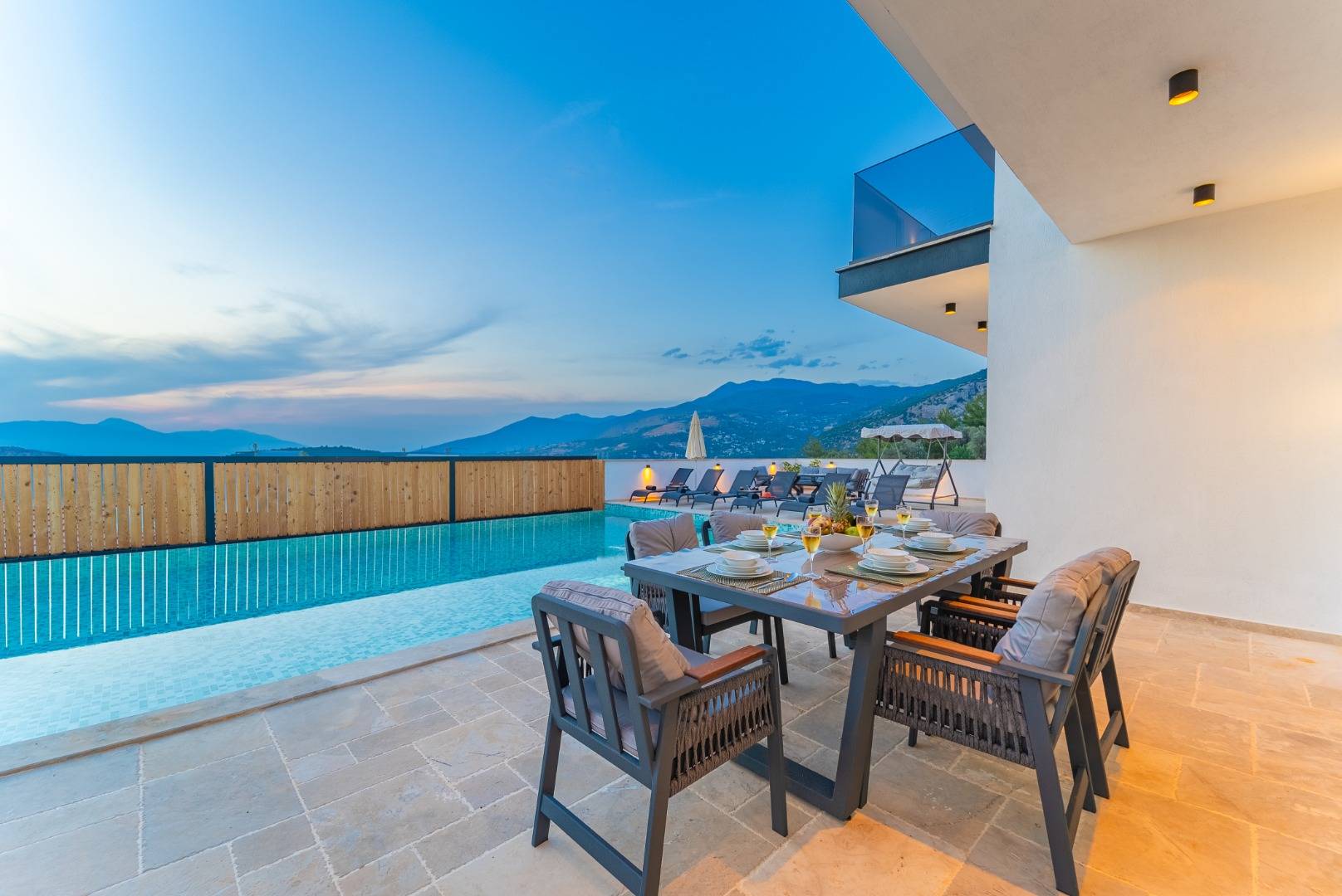 Kalkan Akbel'de Enfes Doğada, Açık ve Kapalı Havuzlu, Modern Villa