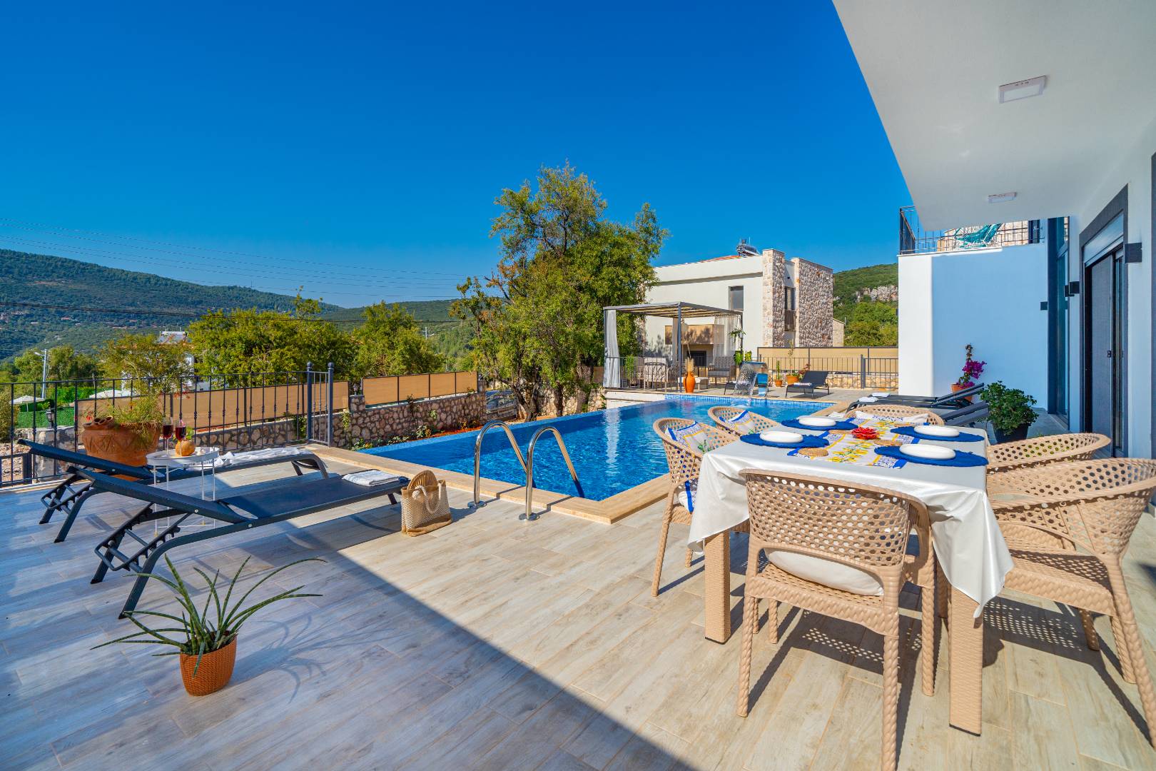 Kaş Andifli'de Kalabalık Ailelere Uygun, Özel Havuzlu, Modern Tasarımlı Villa