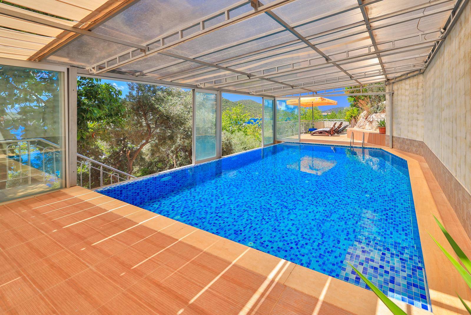 Kaş Andifli'de Limana Yürüme Mesafesinde, Isıtmalı Havuzlu, Lüks Villa